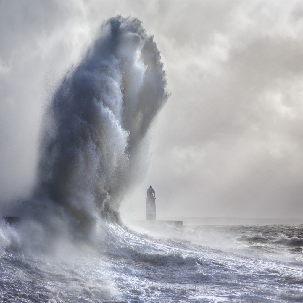 Огромная волна над маяком