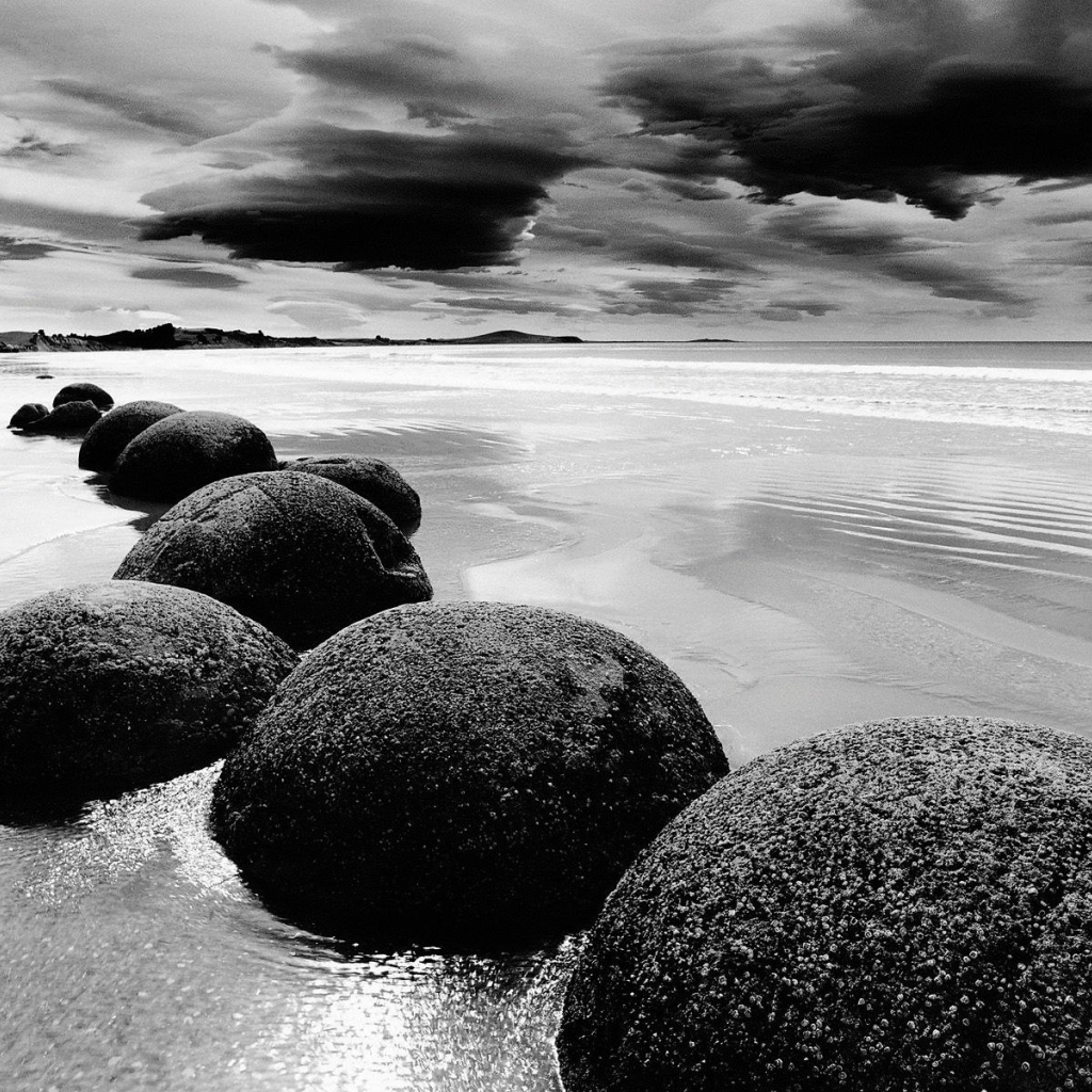 Ряд круглых камней