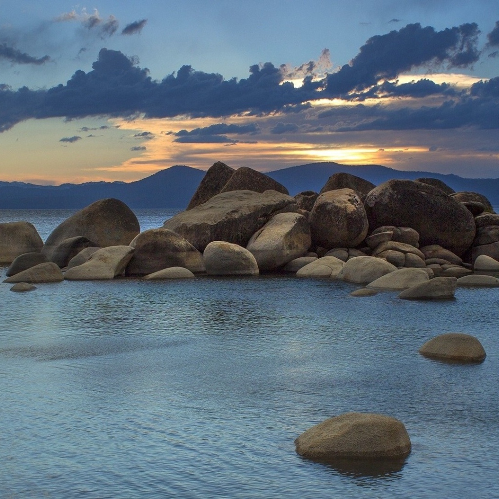 Груда больших камней у берега