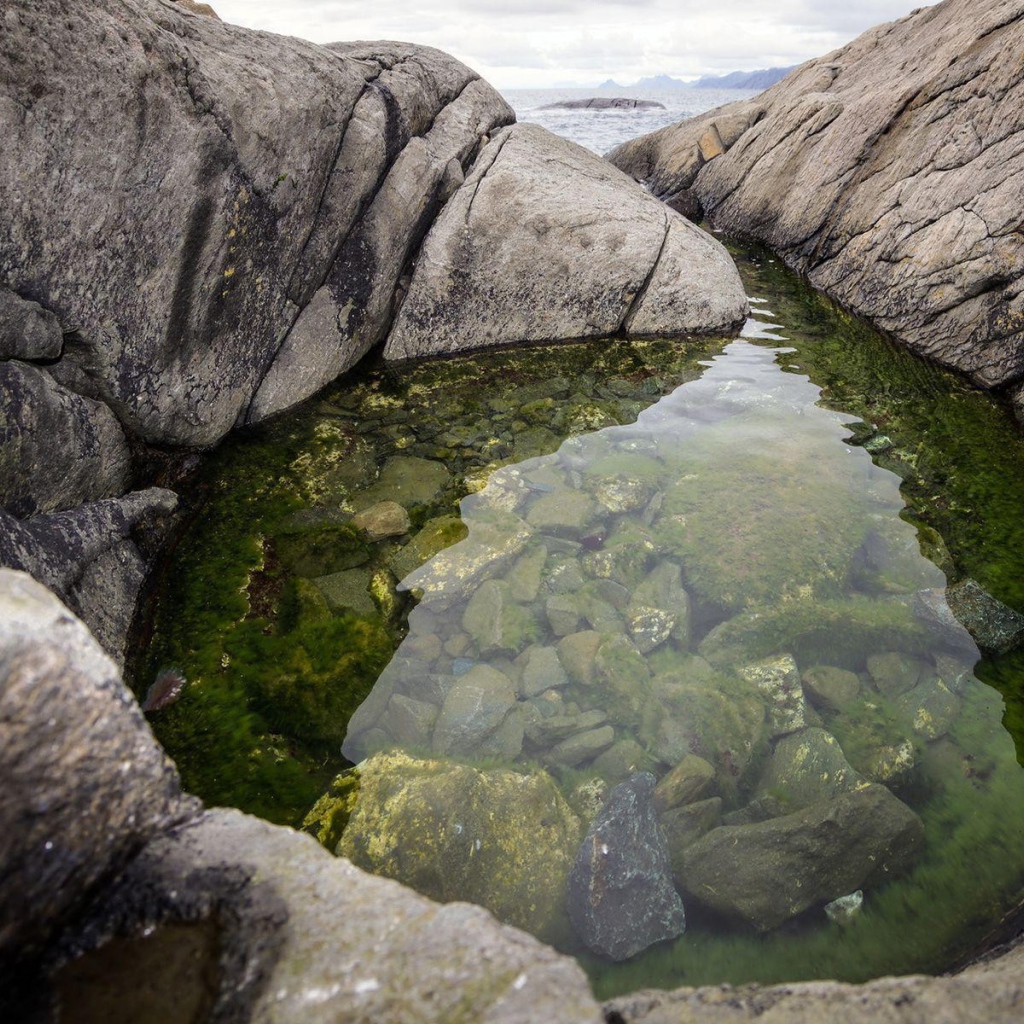 Небольшое озерцо среди скал у берега