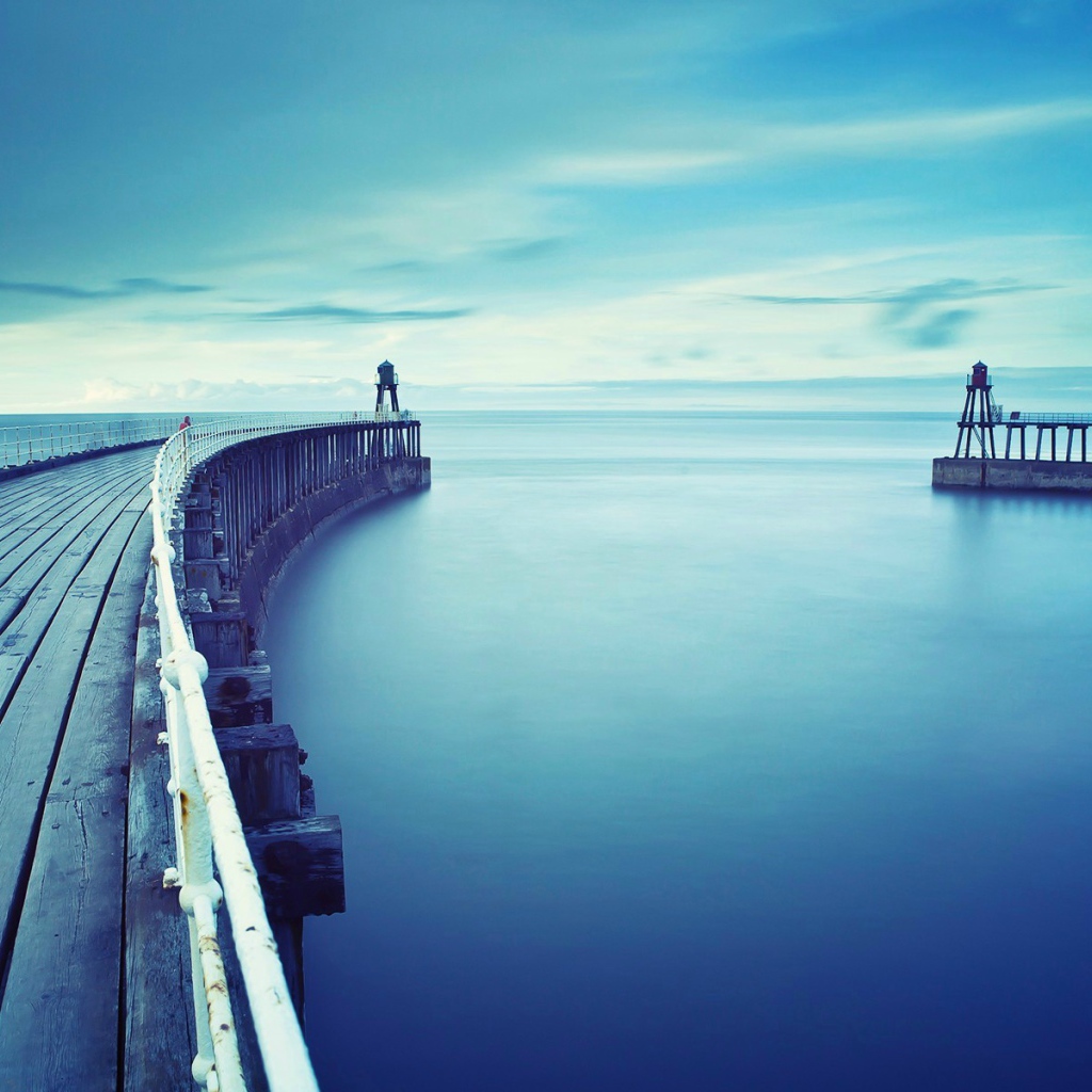 Дугообразный пирс у берега моря