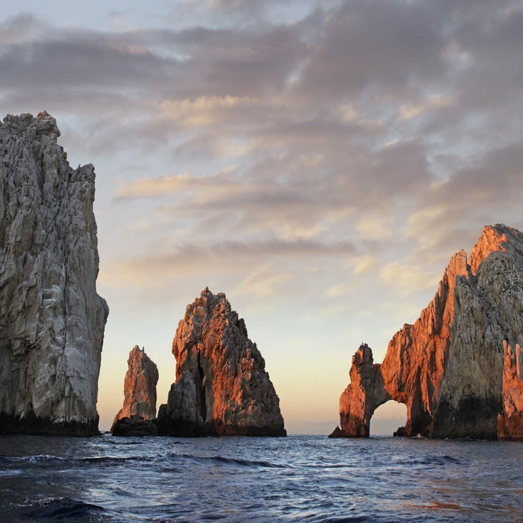 Голые скалы в море