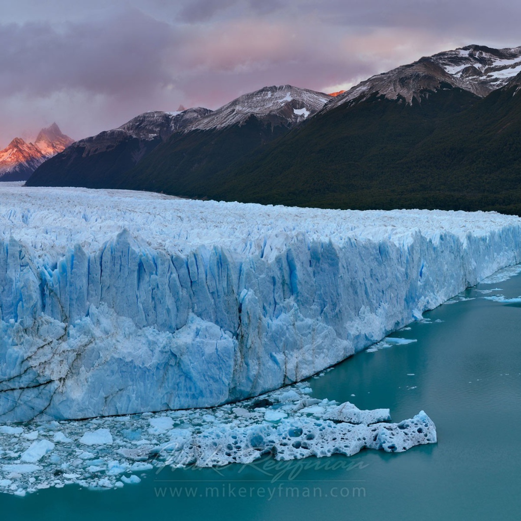Голубой ледник переходит в море