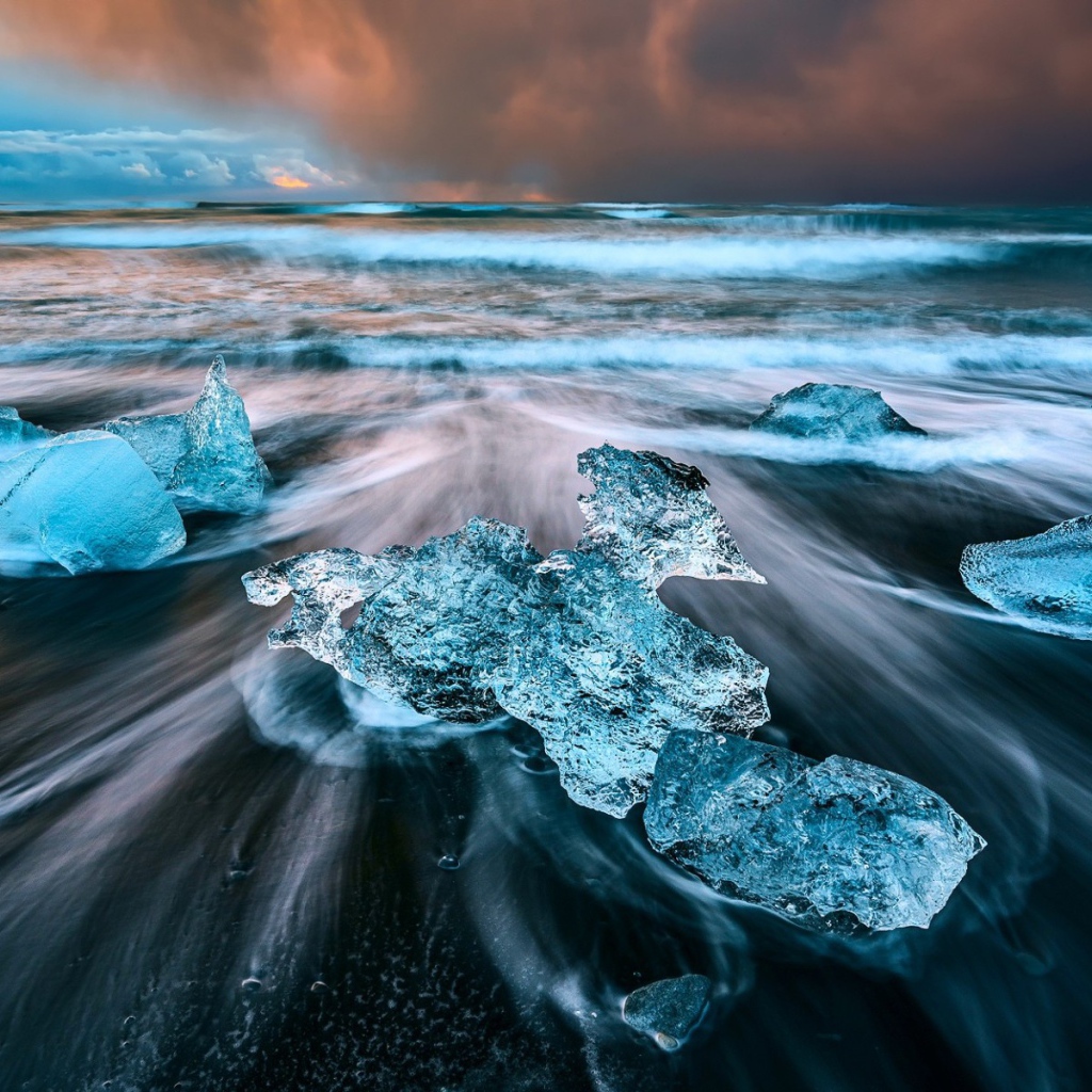 Голубой лед на берегу моря