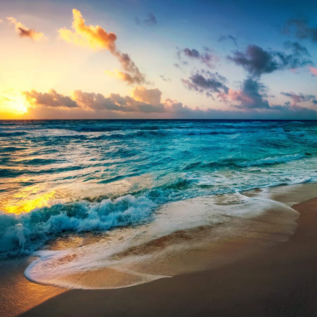 Голубая вода прибоя перед закатом