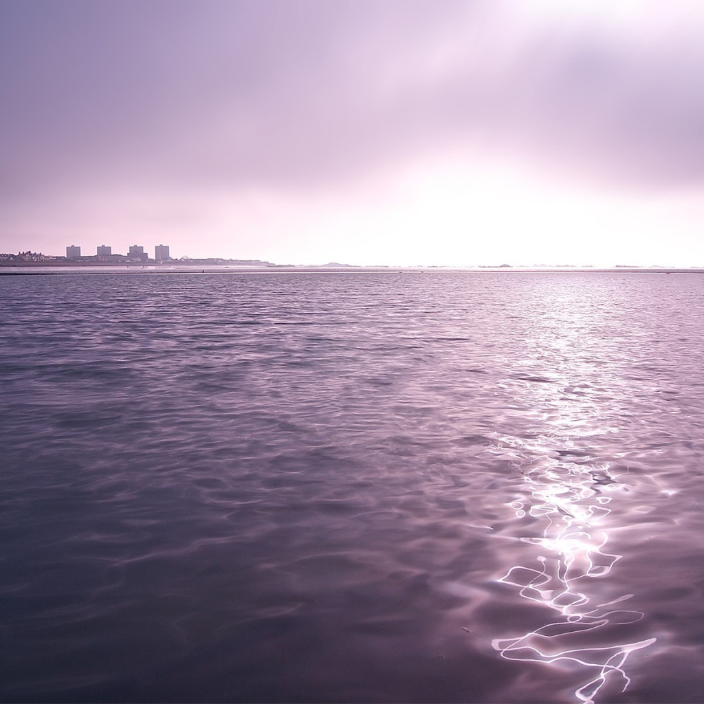 Темно сиреневая морская вода