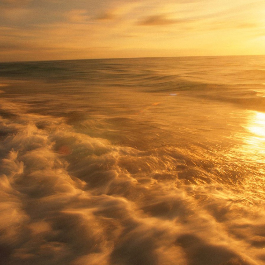 Пенистые волны прибоя