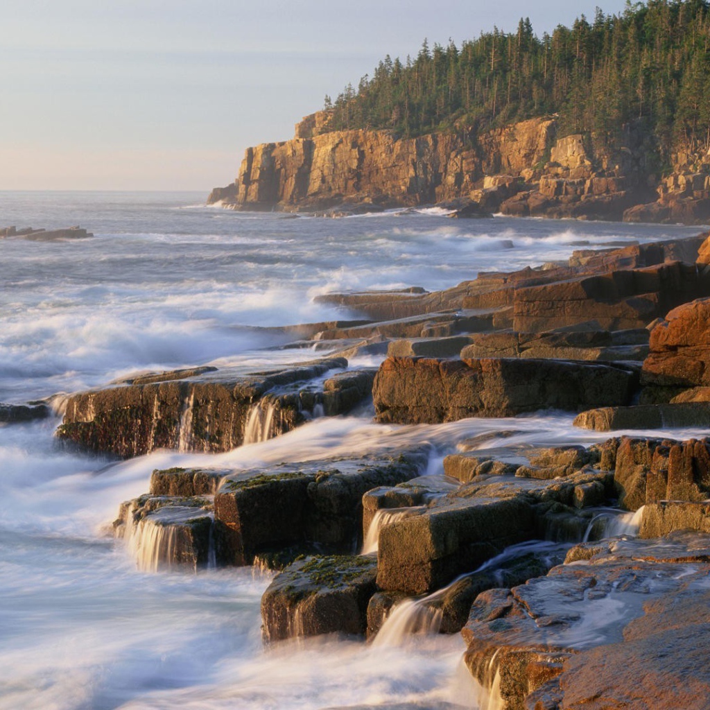 Пенистый прибой у прибрежных скал