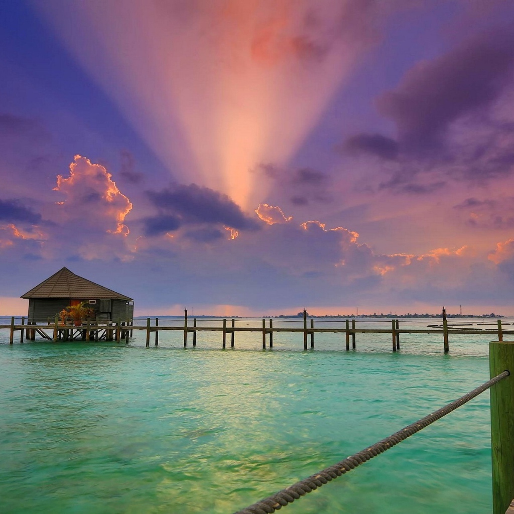 Зеленое море в тропиках на закате