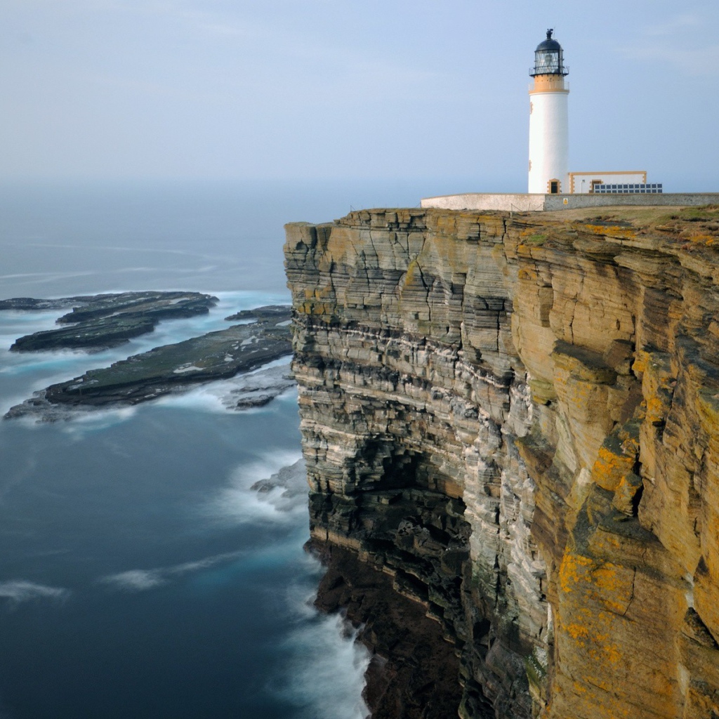 Маяк на отвесном берегу над морем