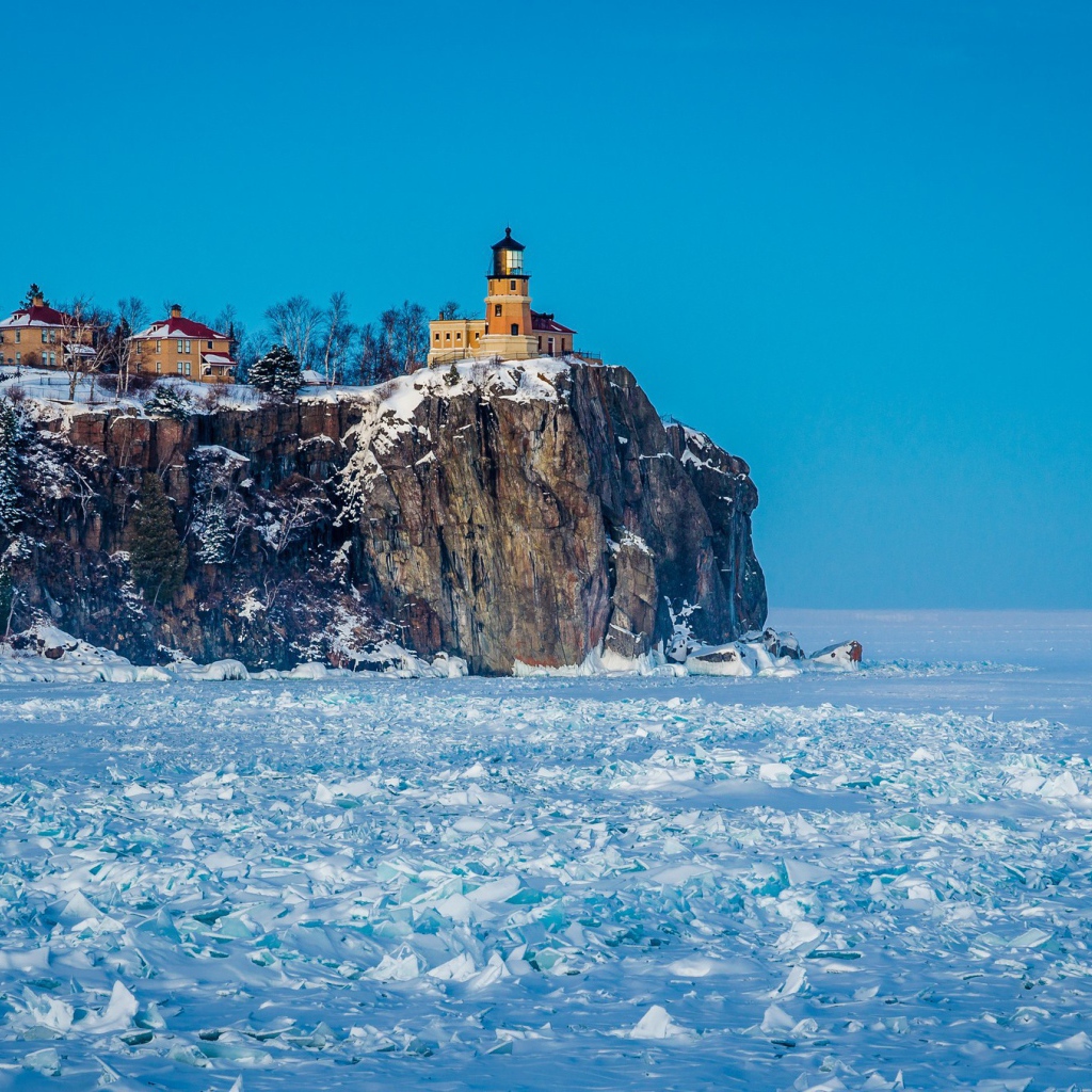 Маяк над замерзшим морем