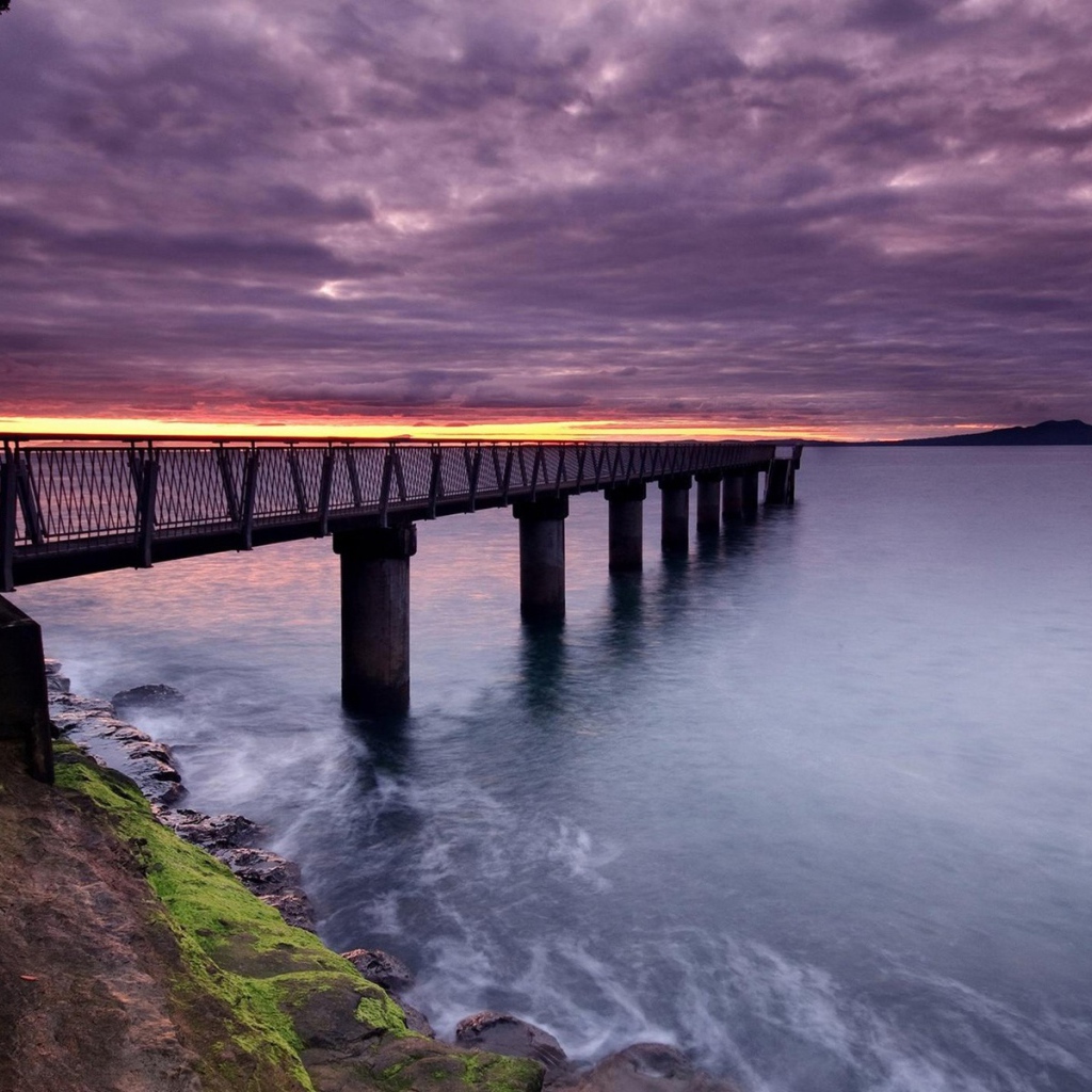 Пирс в заливе на бетонных сваях