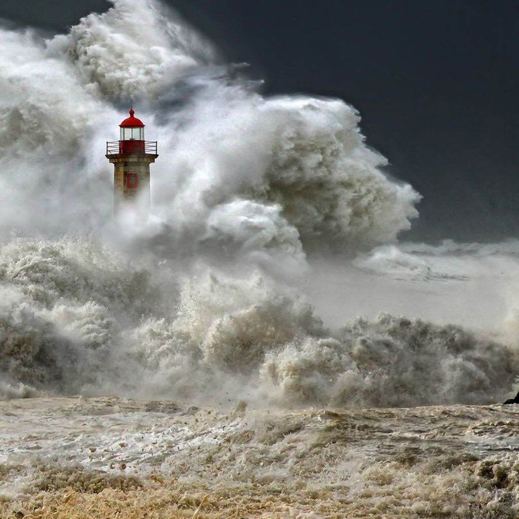 Мощная волна окатила маяк