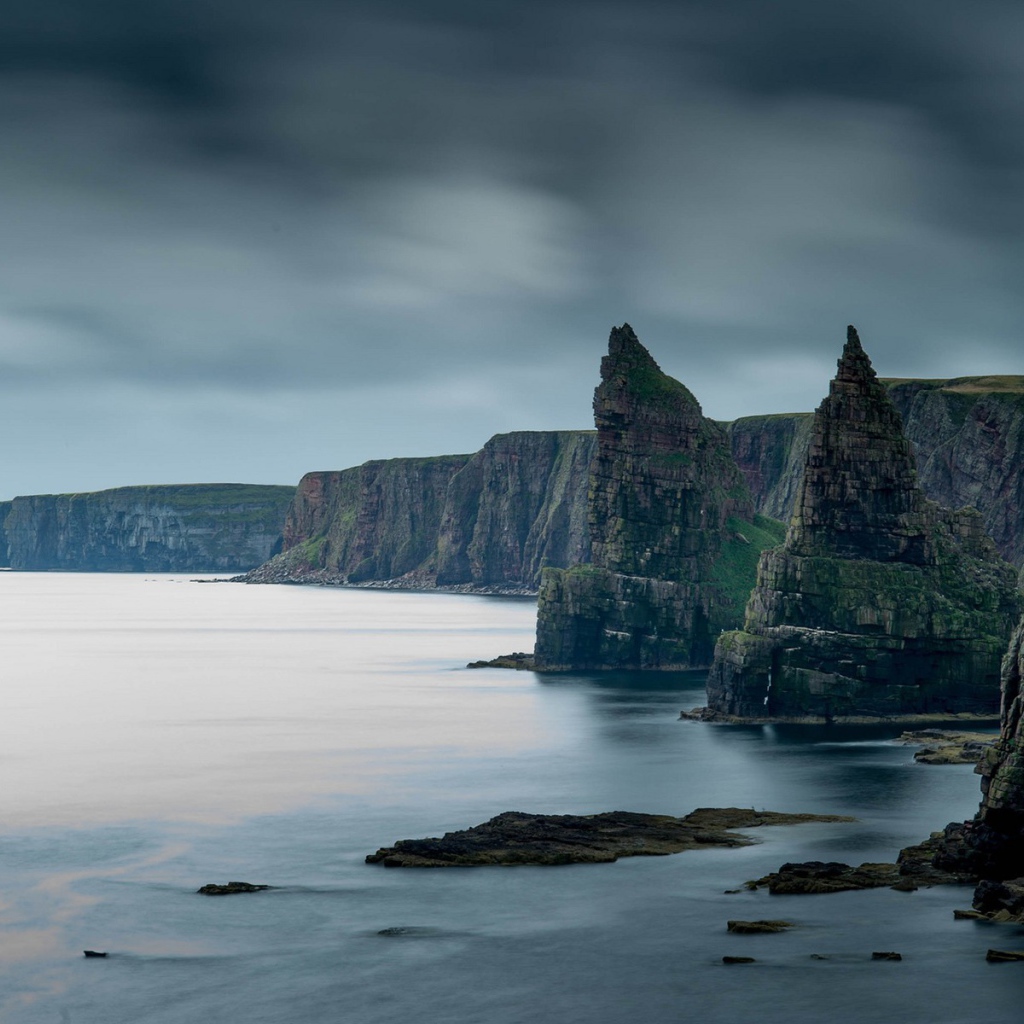 Скальные образования у обрывистого берега