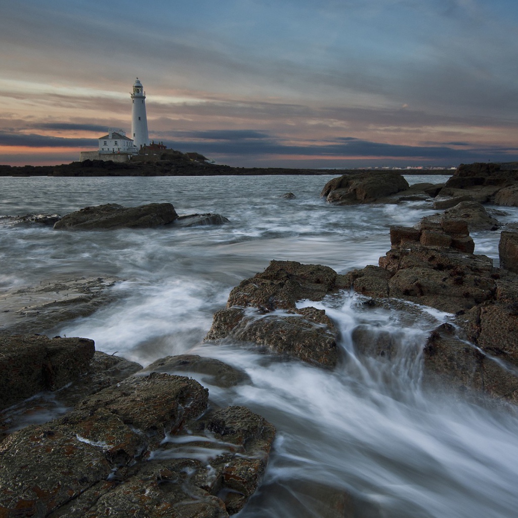 Неспокойное море на фоне маяка