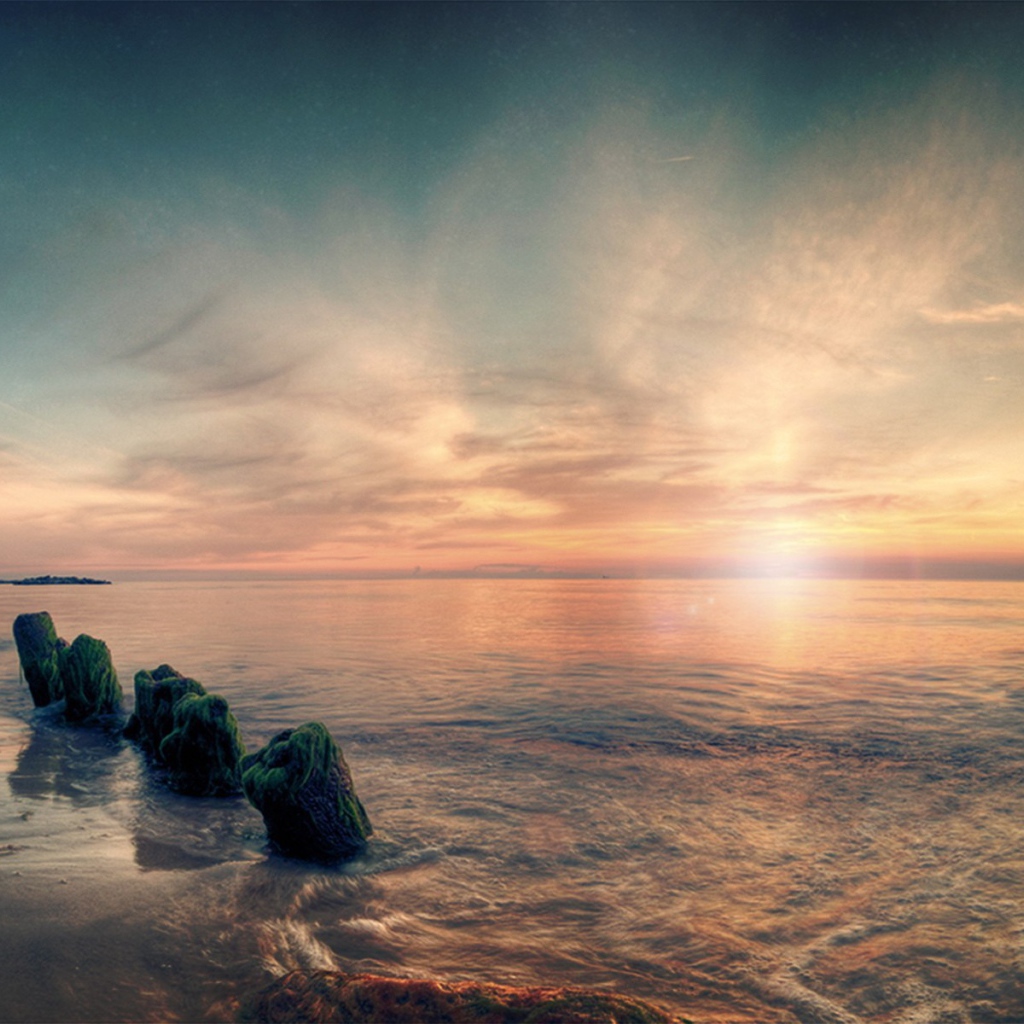 Несколько валунов на берегу моря