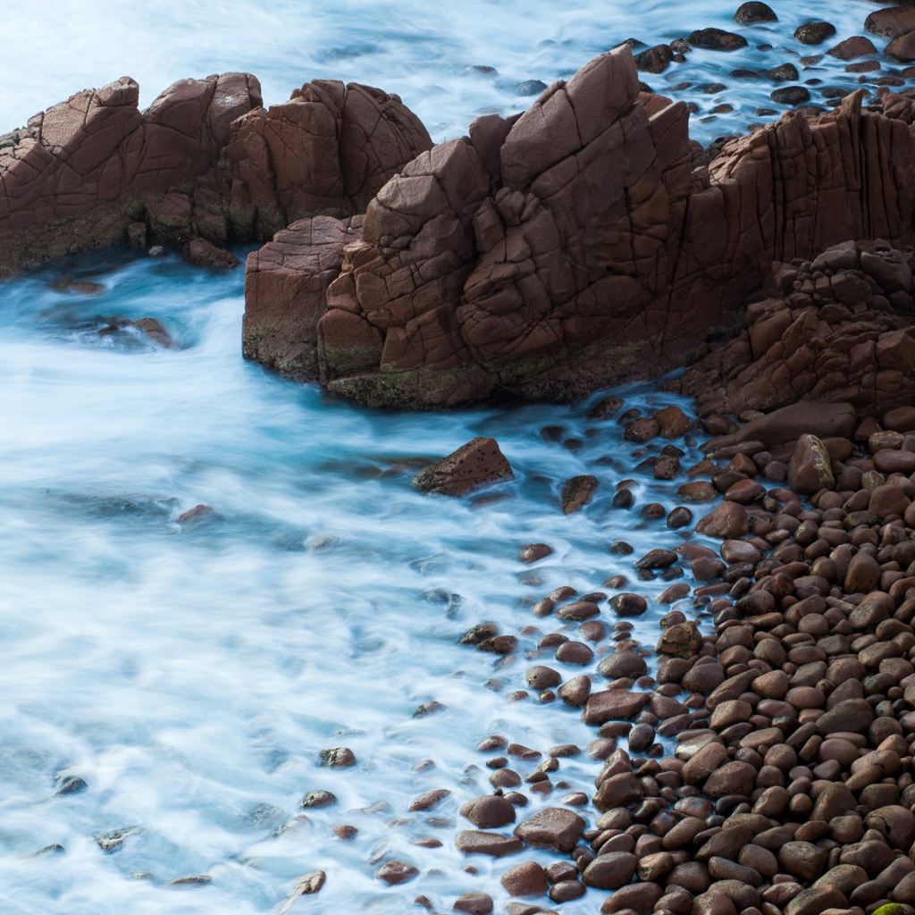 Мелкие коричневые камни на берегу моря