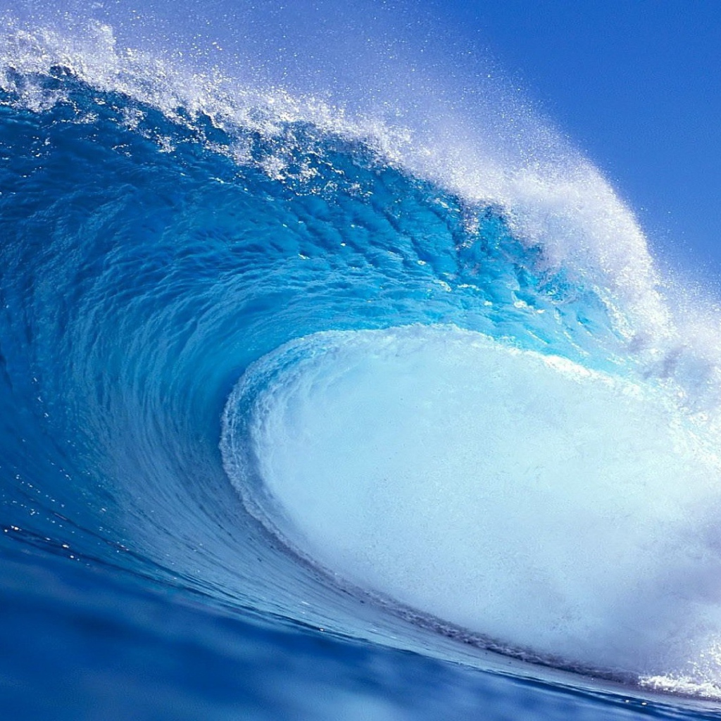 Брызги большой голубой волны