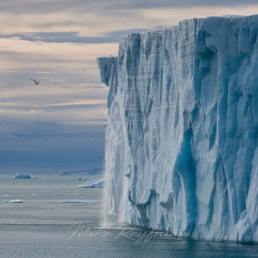 Отвесная стена ледника