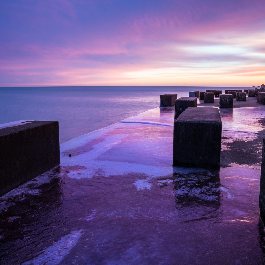 Каменные блоки на набережной