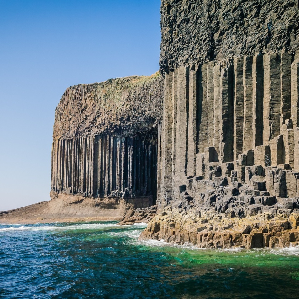 Каменная стена из скал на берегу моря