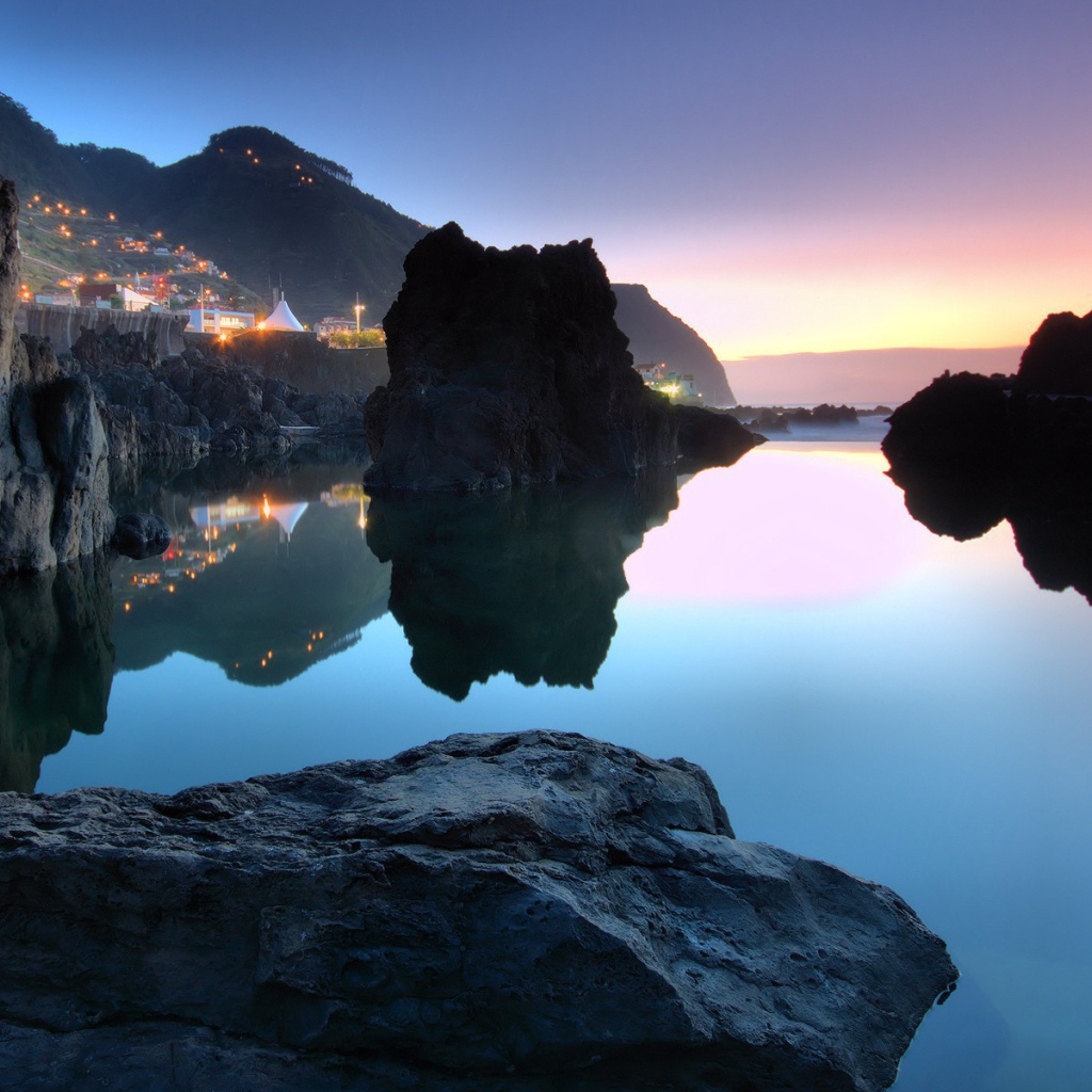 Камни и скалы у берега моря