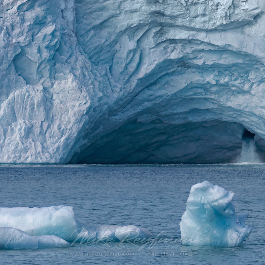 Поток вытекает из ледника в море