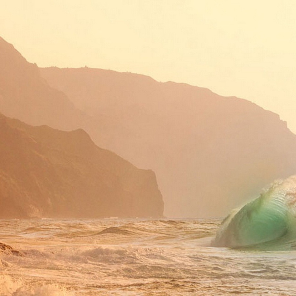 Волны прибоя у скал затерянного острова