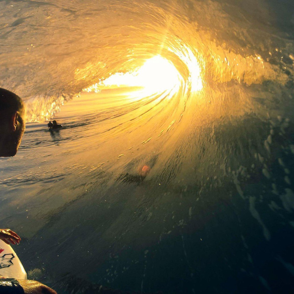 Серфер внутри хорошей волны