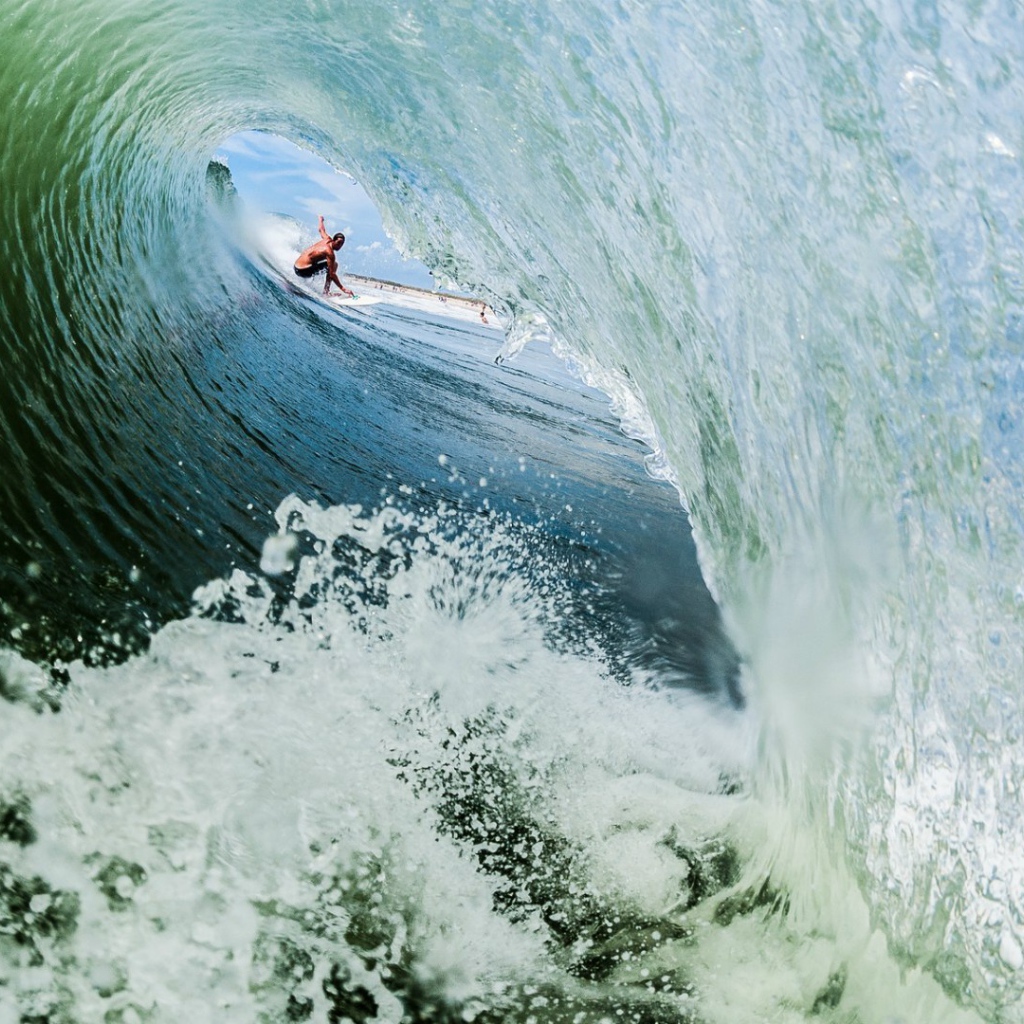 Серфер внутри пенистой волны