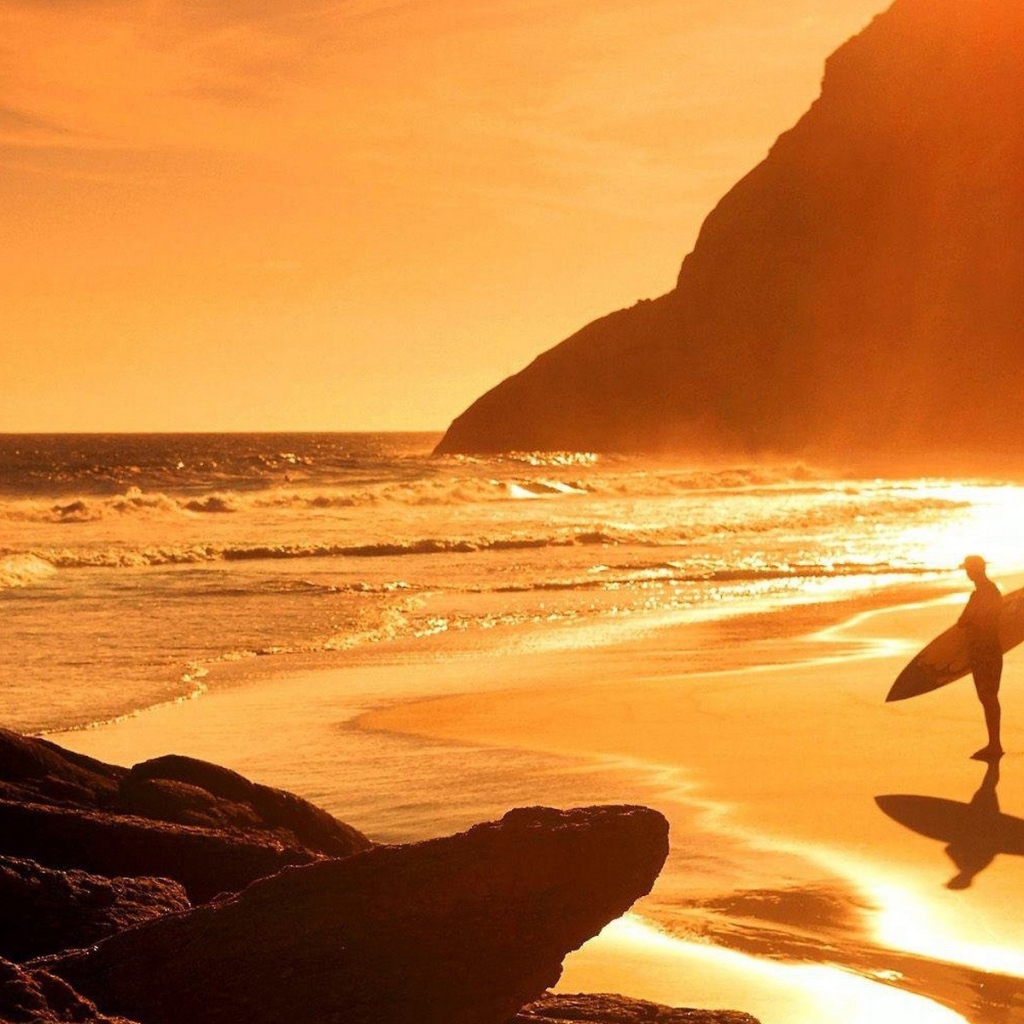 Серфинг под ярким летним солнцем