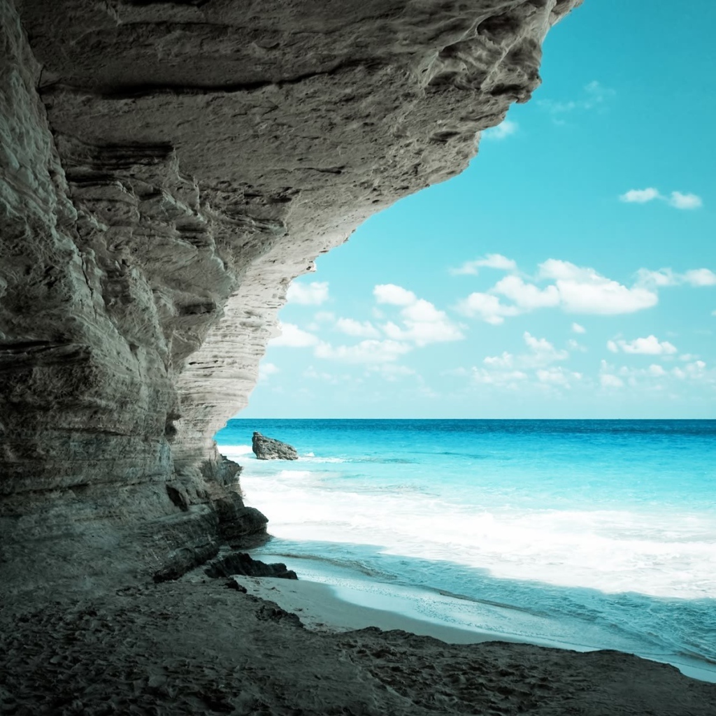 Тень от белой скалы у голубого моря