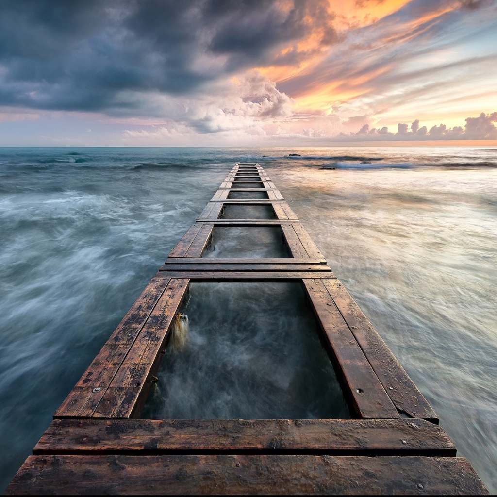 Каркас деревянного причала у моря