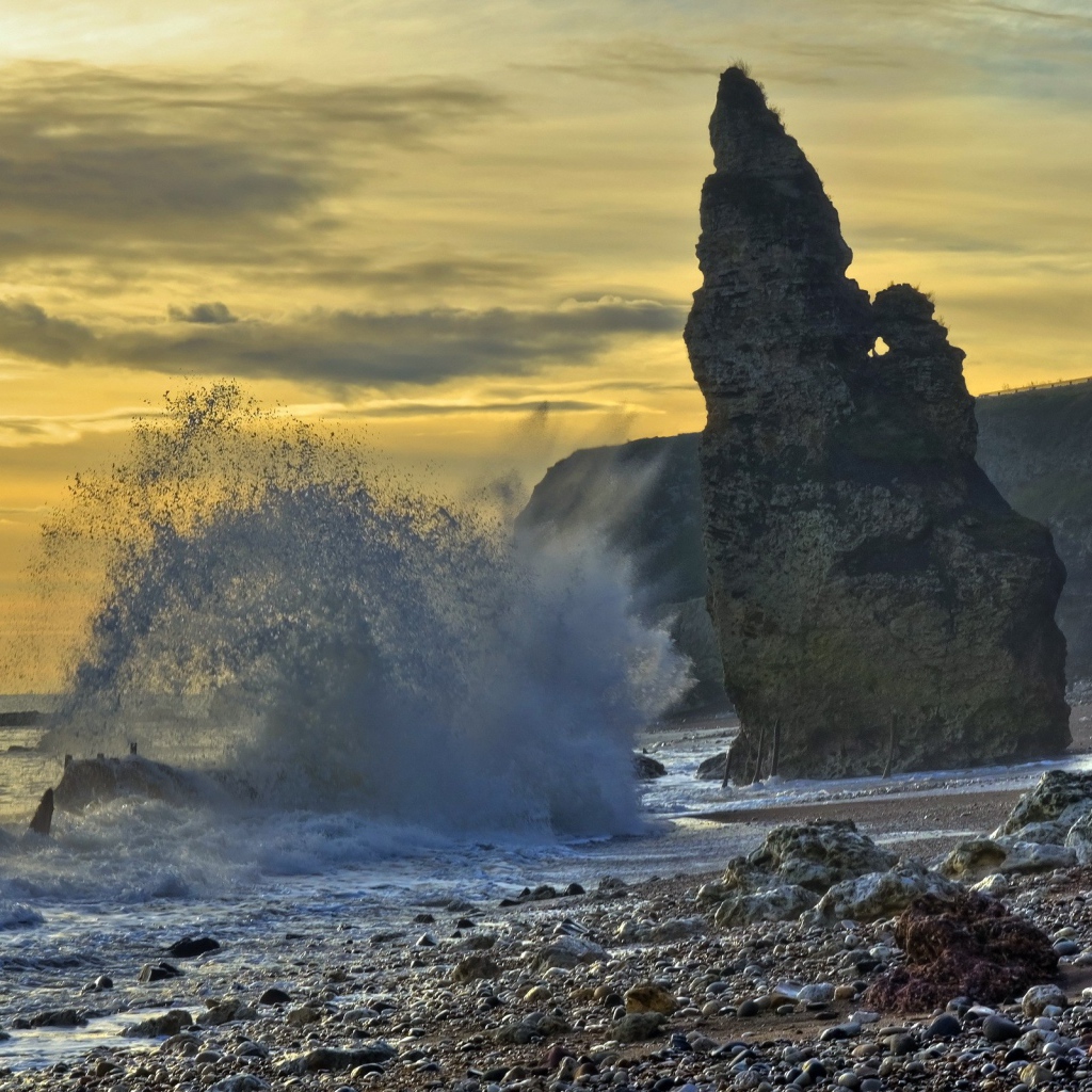 Волна у прибрежной скалы
