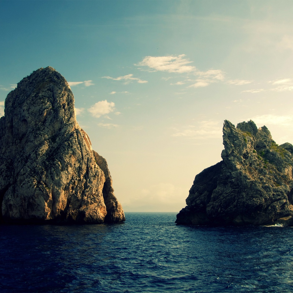 Две скалы у берега