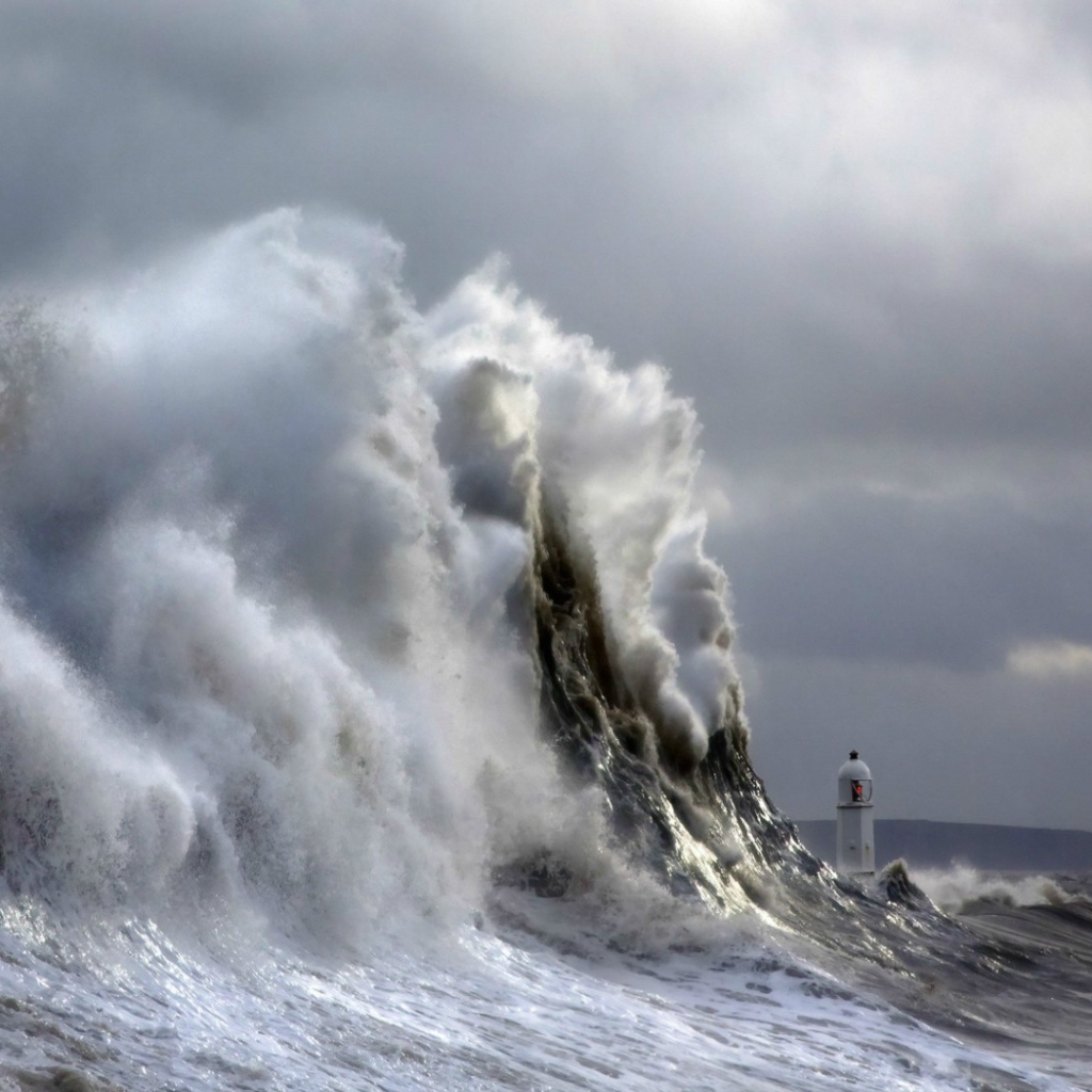 Волна накрывает маяк