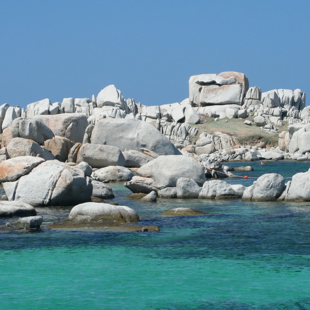 Белые гладкие камни у берега моря