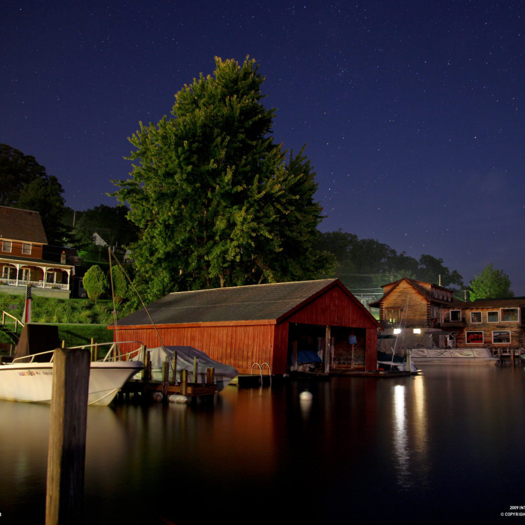 Причал для лодок ночью