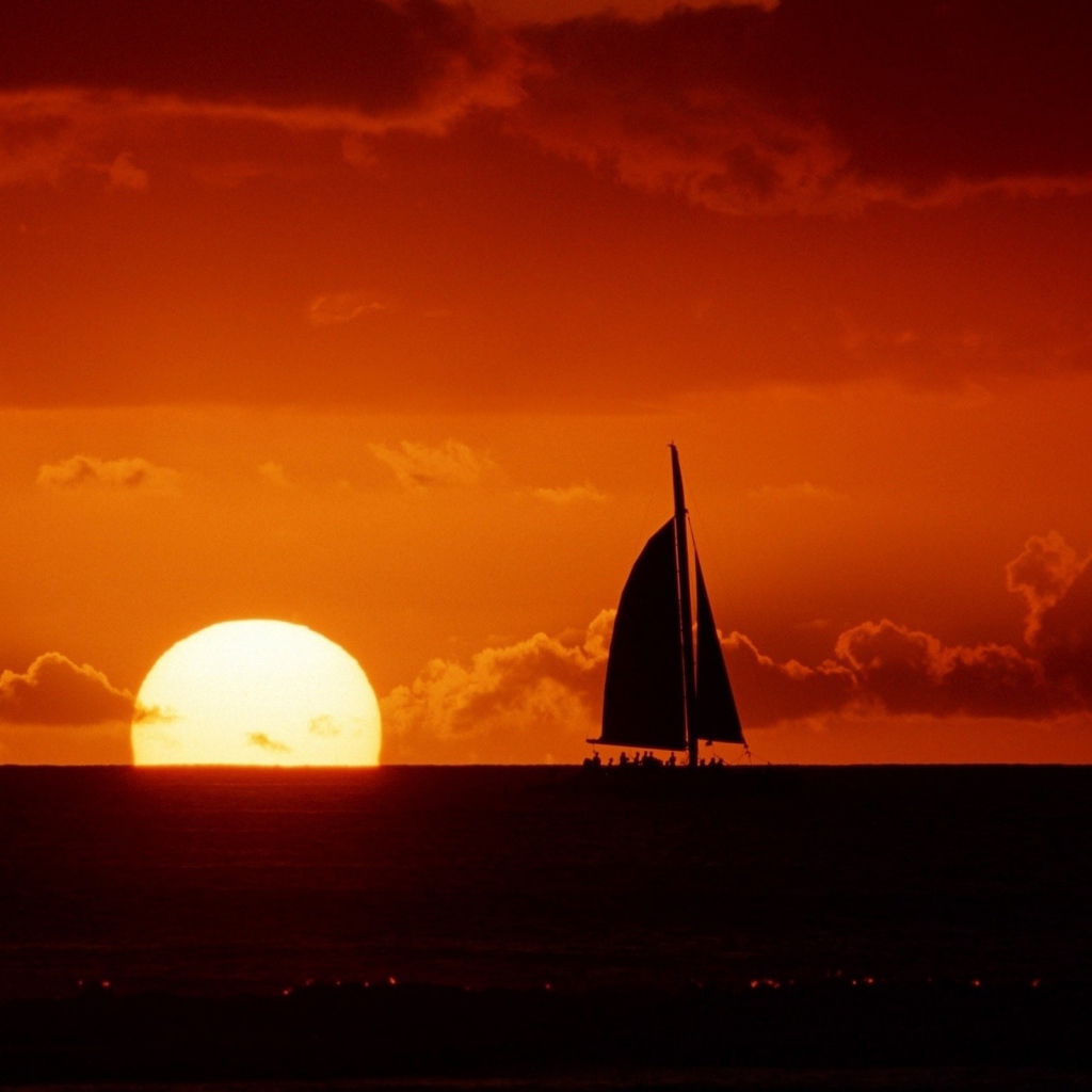 Черный силуэт паруса на закате