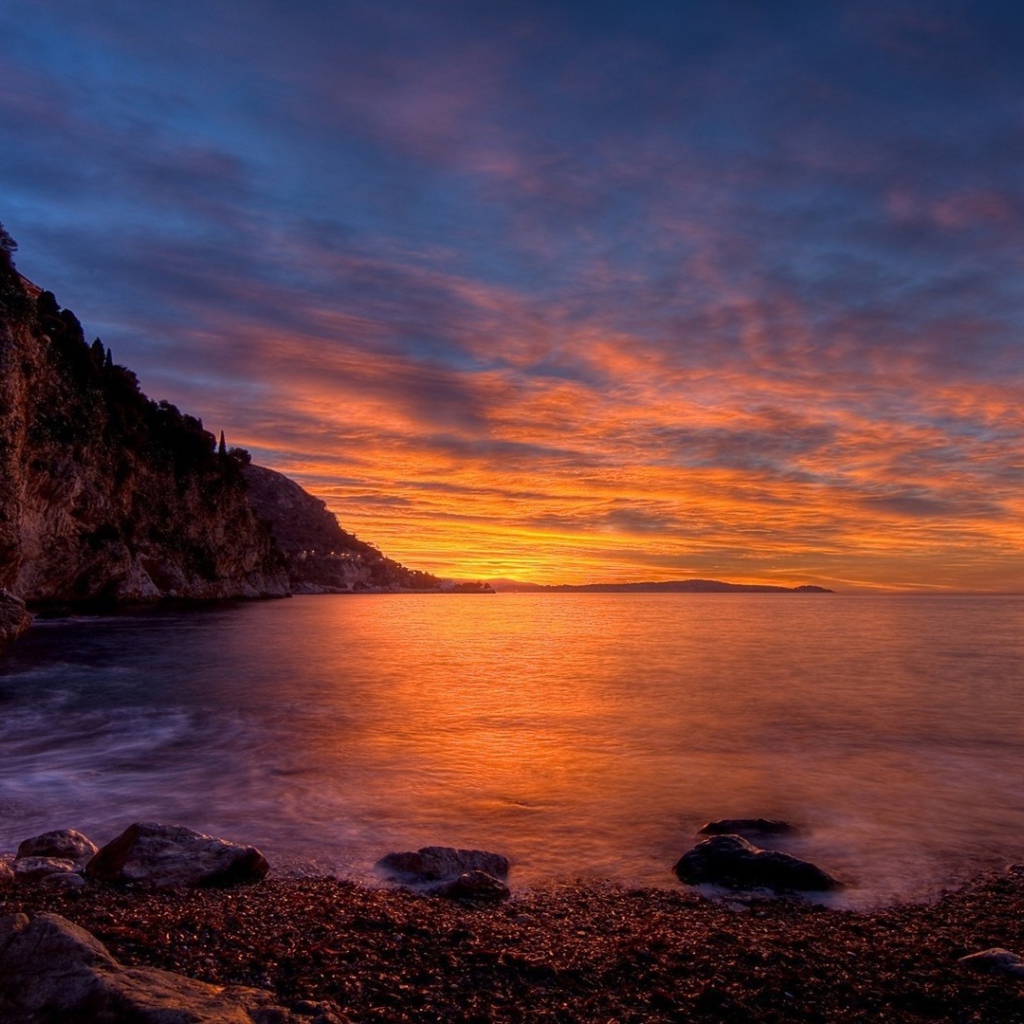 Спокойная вода залива, на фоне заката