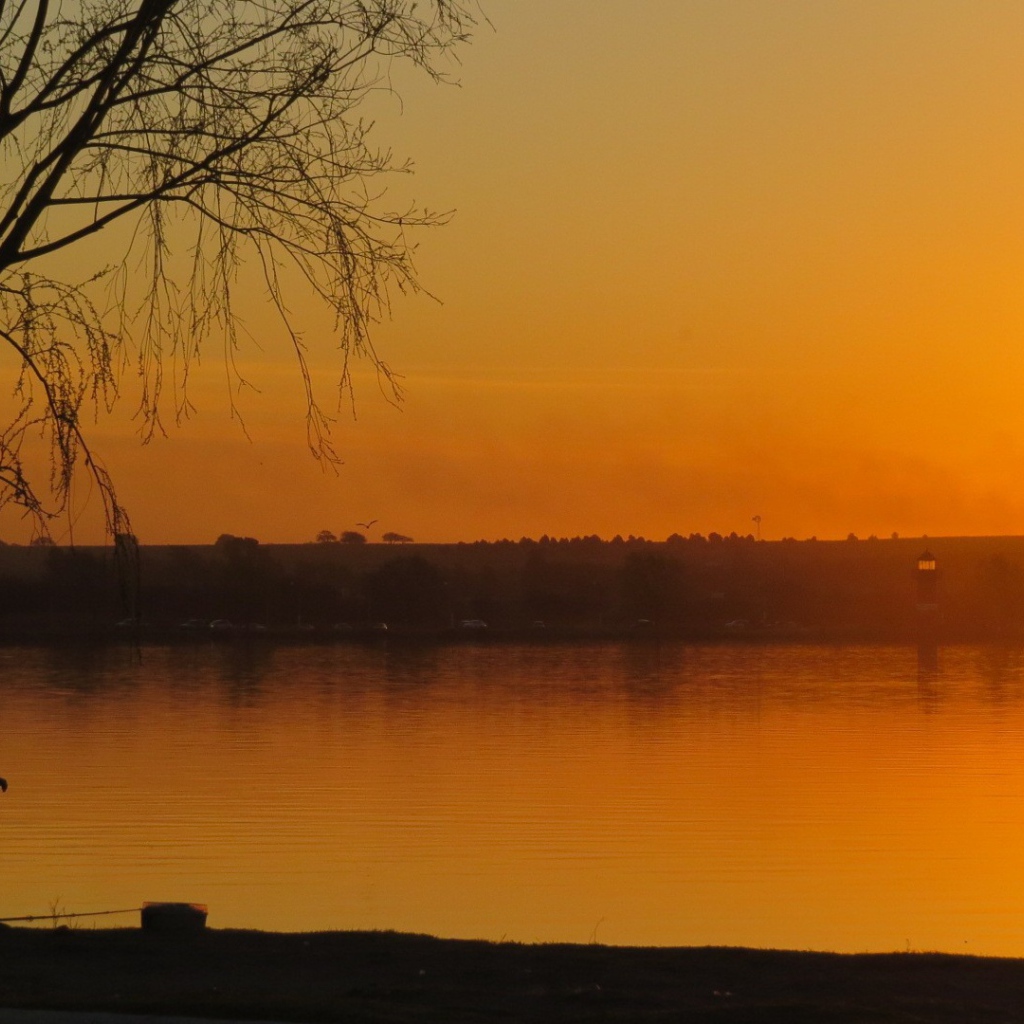 Красочный оранжевый закат на набережной