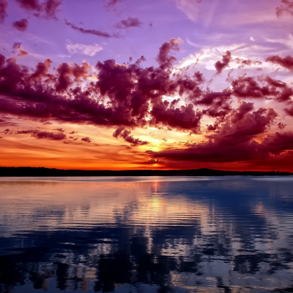 Насыщенные красные облака на закате, фото HDR