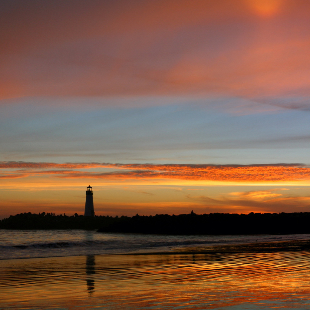 Маяк на закате солнца