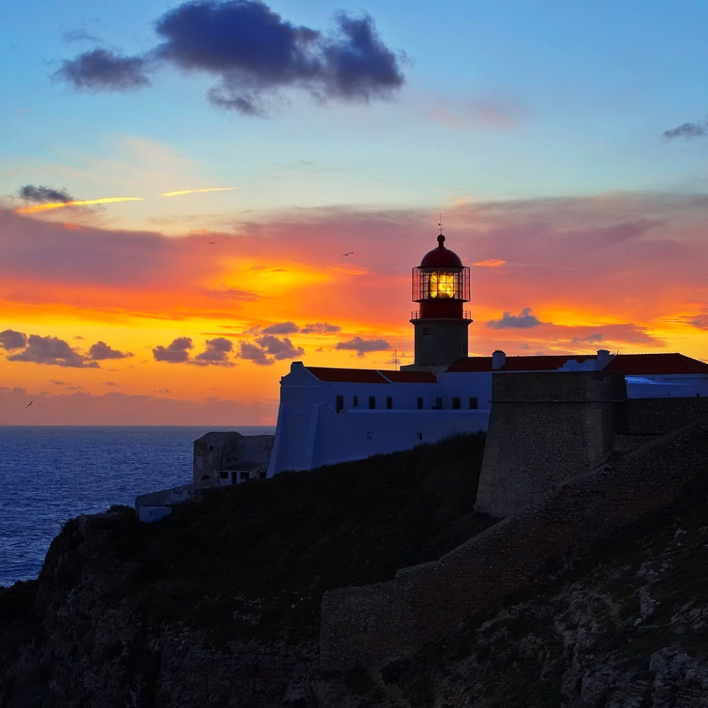 Маяк на оранжевом закате