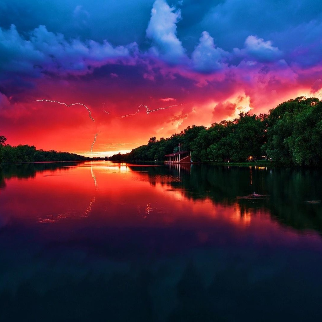 Молнии в грозовом облаке на закате