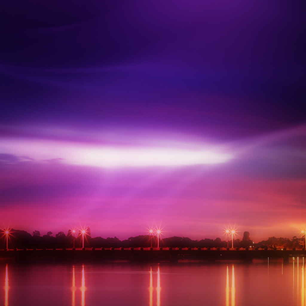 Розовый закат на берегу реки