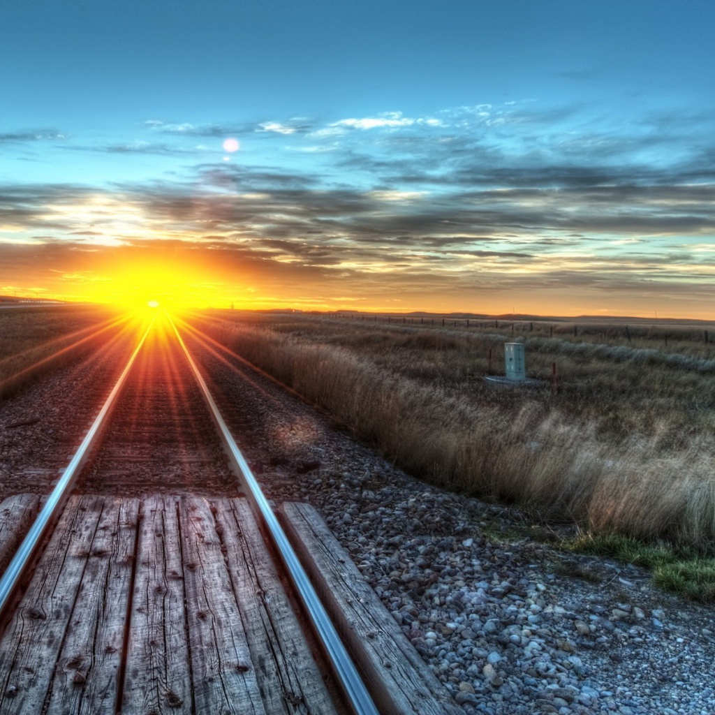 Рельсы уходят на солнце, закат