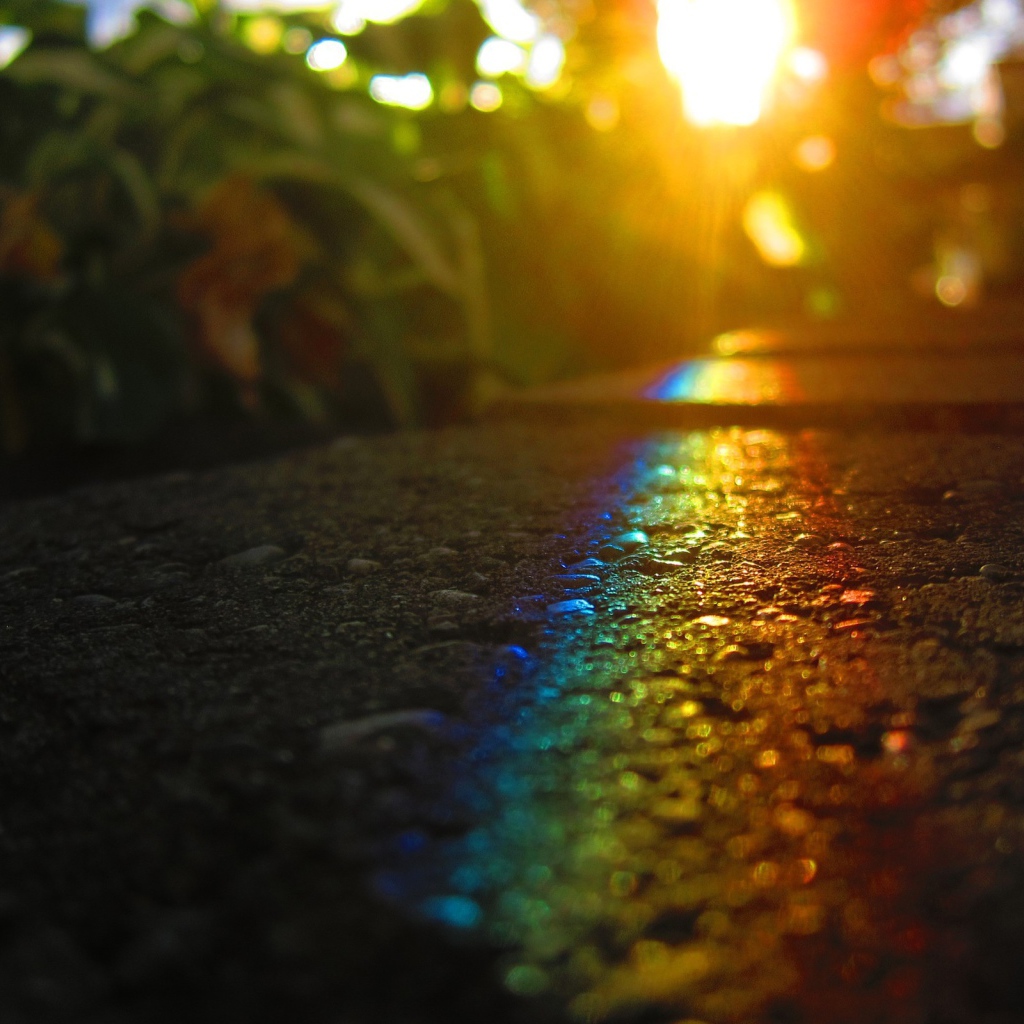 Радужный блик на асфальте