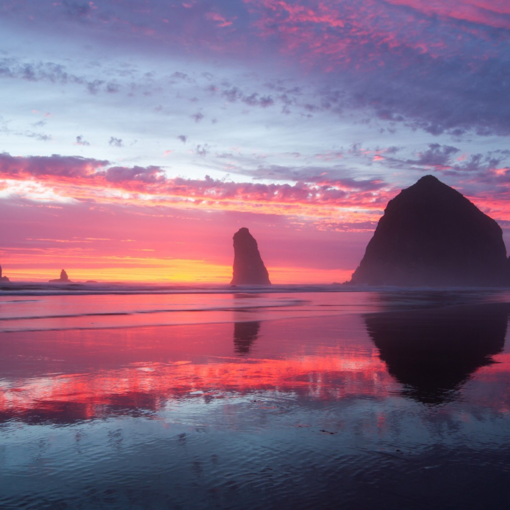 Скалы у берега на фоне заката