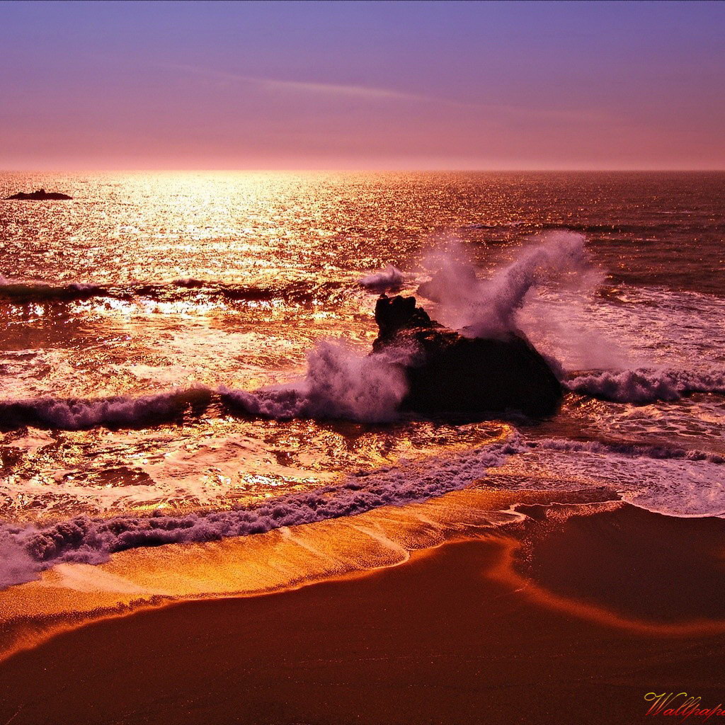 Брызги волн на розовом закате